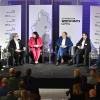 Beim Schwäbischen Wirtschaftsgipfel unserer Redaktion in Augsburg diskutieren (von links) die Redakteure Christina Heller-Beschnitt (Digitalredaktion) und Stefan Stahl (Chefkorrespondent) mit Ramona Meinzer (Geschäftsführerin Aumüller Aumatic), Norbert Peer (Managing Director, Premium Aerotec), Ulrich Scheib (Vorstandsvorsitzender MT Aerospace) und Dr. Uwe Lauber (Vorstandsvorsitzender MAN Energy Solutions).