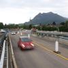 Jetzt rollt der Verkehr über den ersten Teil der neuen B19-Illerbrücke südlich von Sonthofen. Nach dem Abriss der alten Sigishofer Brücke folgt der Neubau der zweiten Brückenhälfte.